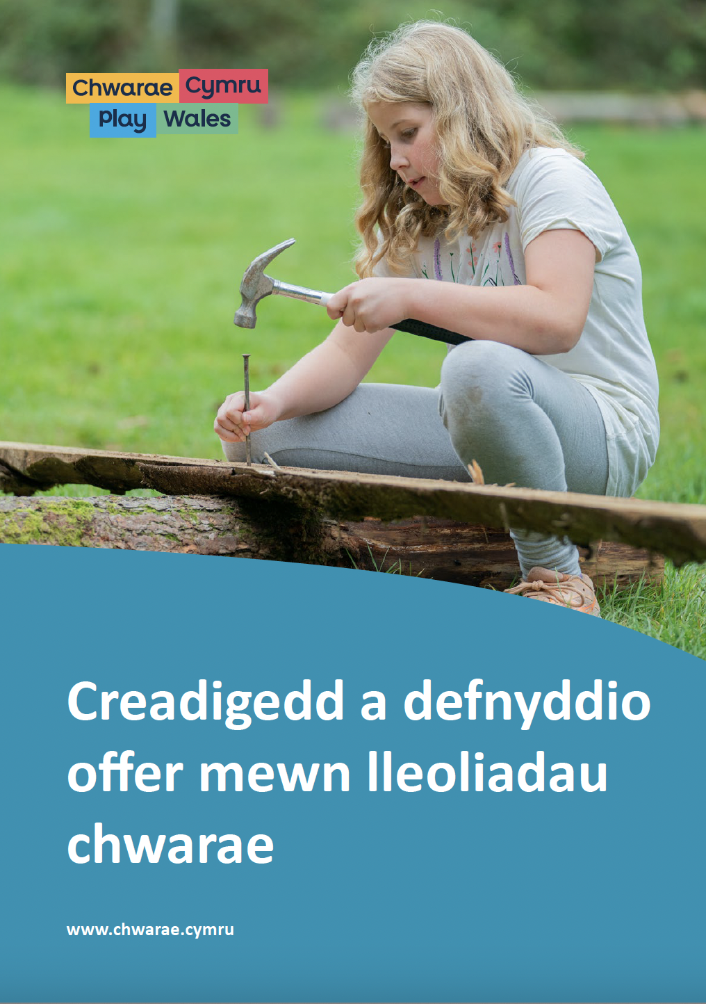 Creadigedd a defnyddio offer mewn lleoliadau chwarae